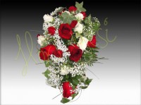 RAMO  CON FLORES ROJAS Y BLANCAS